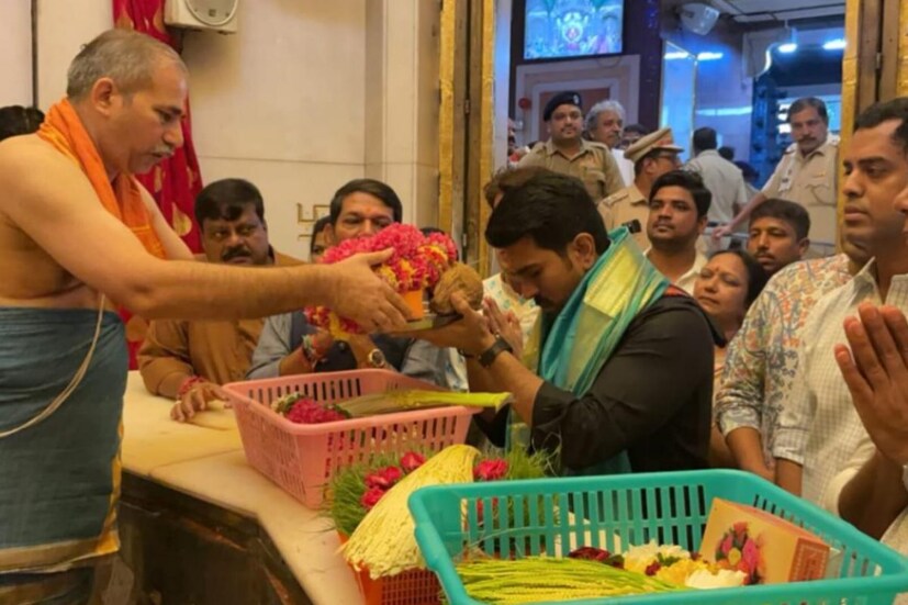  കടുത്ത അയ്യപ്പ ഭക്തനായ രാം ചരണ്‍ മുംബൈ ശ്രീ സിദ്ധിവിനായക ക്ഷേത്രത്തിൽ വെച്ച് തന്‍റെ 48 ദിവസം നീണ്ടുനില്‍ക്കുന്ന അയ്യപ്പ ദീക്ഷ അവസാനിപ്പിച്ചു. കറുത്ത വസ്ത്രങ്ങളണിഞ്ഞ് നഗ്നപാദനായാണ് ഈ ദിവസങ്ങളില്‍ രാം ചരണ്‍ വ്രതം അനുഷ്ഠിച്ചത്.