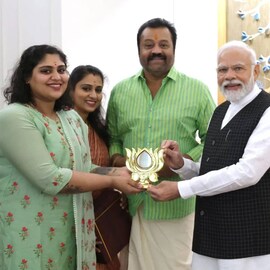 പ്രധാനമന്ത്രിയെ മകളുടെ വിവാഹത്തിന് ക്ഷണിച്ചോ? മോദിക്കൊപ്പം സകുടുംബം സുരേഷ് ഗോപി