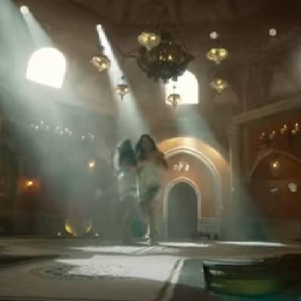  കത്രീനയും കൂടെയുള്ള നടി (ആളാരെന്നു വ്യക്തമാകുന്നില്ല) ടവൽ ചുറ്റിയും, ചുറ്റിയ ടവൽ പിടിച്ചു വലിച്ചുമാണ് രംഗങ്ങളിൽ പ്രത്യക്ഷപ്പെടുന്നത്. ട്രെയ്‌ലറിന്റെ രണ്ടാം ഭാഗത്തിലാണ് ഈ രംഗമുള്ളത്. വളരെ വേഗത്തിൽ പായുന്ന രംഗമാണിത്