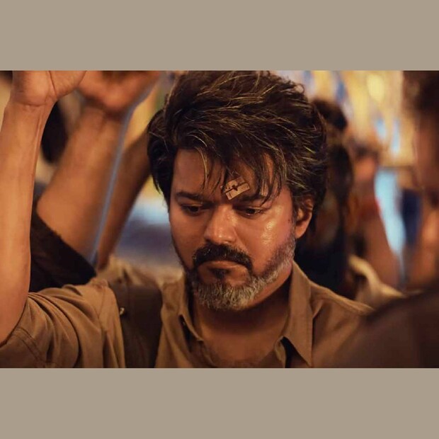  രജനികാന്തിന്റെ ജെയ്‌ലറിന്റെയും റെക്കോർഡ് ഭേദിച്ച് കൊണ്ടുള്ള ആദ്യ ദിവസ പ്രകടനത്തിന് ശേഷം, കളക്ഷനിൽ കൂപ്പുകുത്തി വിജയ് (Thalapathy Vijay) ചിത്രം 'ലിയോ' (Leo). ആദ്യദിനം ലോകേഷ് കനകരാജ്- വിജയ് കൂട്ടുകെട്ടിന്റെ സിനിമയ്ക്ക് 140 കോടി രൂപയാണ് ഇന്ത്യയിലും വിദേശത്തും കളക്ഷൻ ഇനത്തിൽ ലഭിച്ചത്. ഇതിൽ ഇന്ത്യയിൽ നിന്നും മാത്രം 64.8 കോടിയാണ് ലഭിച്ചത്
