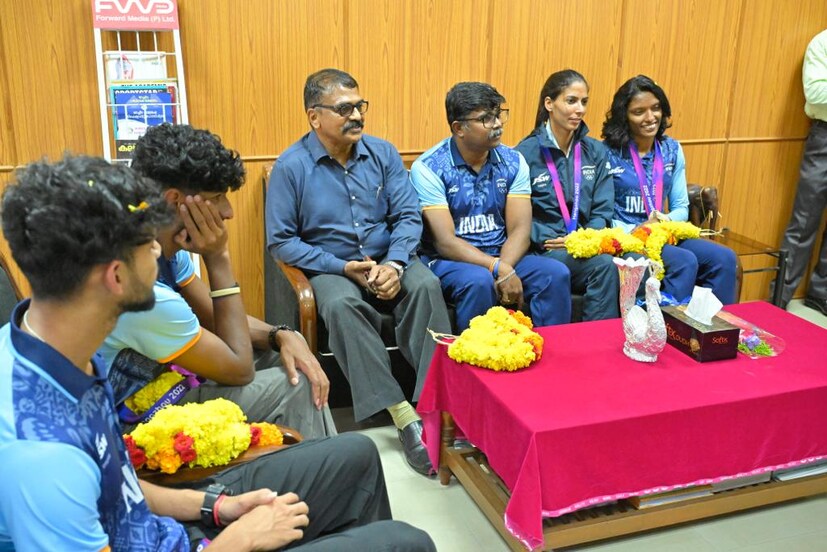  പരിശീലകരെയും സപ്പോർട്ടിങ് സ്റ്റാഫിനെയും സായി എൽ എൻ സി പി പ്രിൻസിപ്പലും റീജിയണൽ ഹെഡുമായ ഡോ. ജി കിഷോർ ആദരിച്ചു. സായി എൽ എൻ സിപിയിൽ പരിശീലനം നടത്തി ഏഷ്യൻ ഗെയിംസിൽ മികച്ച പ്രകടനം കാഴ്ചവെച്ച 13 അംഗ ടീമിനെയാണ് ആദരിച്ചത്.