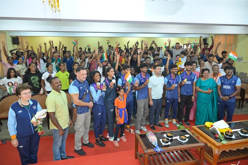  4 X 400 മീറ്റർ റിലേയിൽ സുവർണ നേട്ടം സ്വന്തമാക്കിയ മുഹമ്മദ് അനസ്, മുഹമ്മദ് അജ്മൽ, അമോജ് ജേക്കബ്, രാജേഷ് രമേഷ്, നിഹാൽ ജോയൽ, മിജോ ചാക്കോ കൂര്യൻ, 4 X 400 മീറ്റർ വനിത റിലേയിൽ വെള്ളി നേടിയ ടീമിലെ അംഗമായ ഐശ്വര്യ മിശ്ര, ശുഭ വെങ്കിടേശൻ, പ്രാചി ചൗദരി, സോണിയ ബൈസ്യ, ട്രിപ്പിൾ ജംപ് താരമായ ശീന എൻ വി , ഡെപ്യൂട്ടി ചീഫ് കോച്ച് എം കെ രാജ്മോഹൻ, ടീം അംഗങ്ങളായ ദിമിത്രി കൈസീ, എൽമിര ദിമിത്രി അടക്കമുള്ളവരെയാണ് ആദരിച്ചത്.