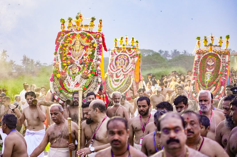  ഭക്തിയുടെ നിര്‍ഭരമായ അന്തരീക്ഷത്തില്‍ തിരുവനന്തപുരം പത്മനാഭസ്വാമി ക്ഷേത്രത്തിലെ അല്പശി ഉത്സവത്തിന് സമാപനമായി. ശംഖുമുഖം കടപ്പുറത്ത് നടന്ന ആറാട്ട് ചടങ്ങുകളോടെയാണ് തിരുവുത്സവത്തിന് പരിസമാപ്തിയായത്.