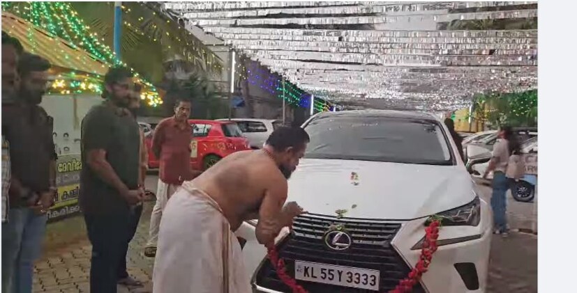  പൊല്യൂഷന്‍ ഫ്രീയായ ഈ വാഹനം ഈസി ​ഗോ ഈസി കം ആണെന്നും  അതുകൊണ്ടാണ് ഇപ്പോൾ പല സംവിധായകരും നടന്മാരും  ലെക്സസ് കാർ ചൂസ് ചെയ്യുന്നതെന്നും ബാല പറഞ്ഞു.