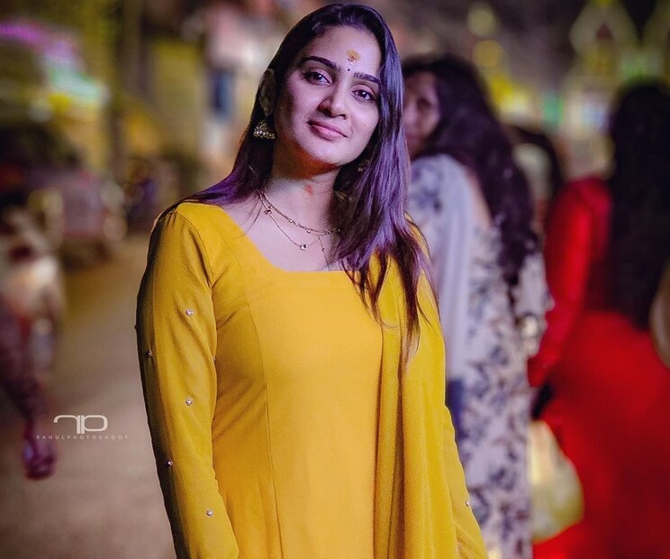  മഞ്ഞള്‍ പ്രസാദവും നെറ്റിയില്‍ ചാർത്തി മഞ്ഞ നിറത്തിലുള്ള ചുരിദാറും അണിഞ്ഞ് സിംപിള്‍ ലുക്കില്‍ നവരാത്രി ആഘോഷിക്കാനെത്തിയ അതിഥി രവിയുടെ ചിത്രങ്ങള്‍ താരം തന്നെ സമൂഹമാധ്യമങ്ങളില്‍ പങ്കുവെച്ചിട്ടുണ്ട് (photo credits : Rahul Thankachan)