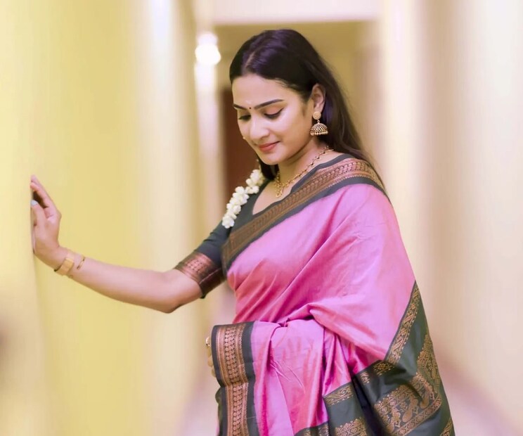  പിങ്ക്, ഗ്രീന്‍ കോമ്പിനേഷനിലുള്ള പട്ടുസാരിയുടുത്ത്, മുല്ലപ്പൂ ചൂടി പക്കാ ട്രെഡീഷണല്‍ ലുക്കിലാണ് അദിതി ചോറ്റാനിക്കരയിലെത്തിയത്. മധു കീരിക്കാട്ട് ആണ് അദിതിയുടെ മനോഹരമായ ചിത്രങ്ങള്‍ പകര്‍ത്തിയത്. (photo credits : Madhu_keerikkatt_photography)