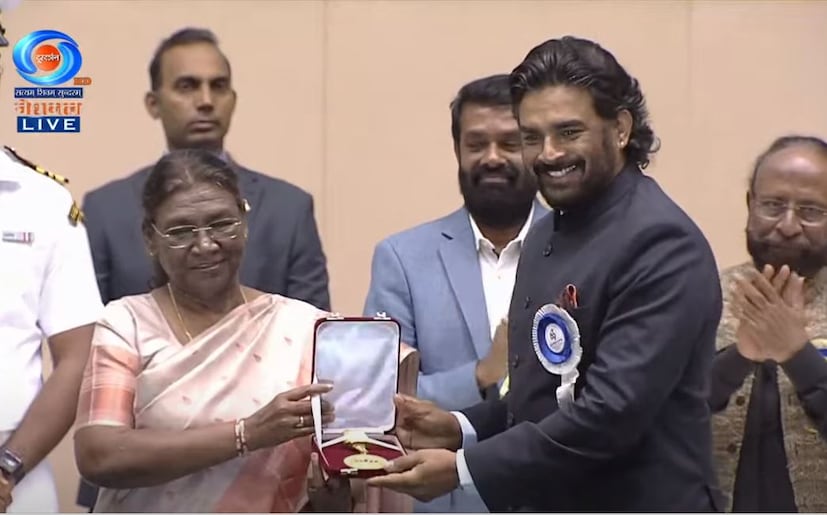  മികച്ച ഫീച്ചര്‍ ഫിലിമിനുള്ള അവാര്‍ഡ് റോക്കട്രി ദി നമ്പി എഫക്ടിലൂടെ നടനും സംവിധായകനുമായ ആര്‍.മാധവന്‍ ഏറ്റുവാങ്ങി.