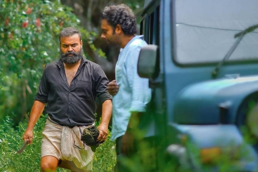  നല്ല സിനിമയെ റിവ്യൂ പറഞ്ഞു തകർക്കാൻ കഴിയില്ലെങ്കിലും മോശം നിരൂപണങ്ങൾ സിനിമയുടെ ആദ്യദിവസത്തെ കളക്ഷനെ ബാധിക്കുന്നുണ്ടെന്ന് സിനിമയുടെ സംവിധായകൻ ടിനു പാപ്പച്ചൻ പറഞ്ഞു. ചാവേർ സിനിമയുടെ പ്രമോഷനുമായി ബന്ധപ്പെട്ട് മാധ്യമപ്രവർത്തകരോട് സംസാരിക്കുകയായിരുന്നു സിനിമയുടെ അണിയറപ്രവർത്തകർ.