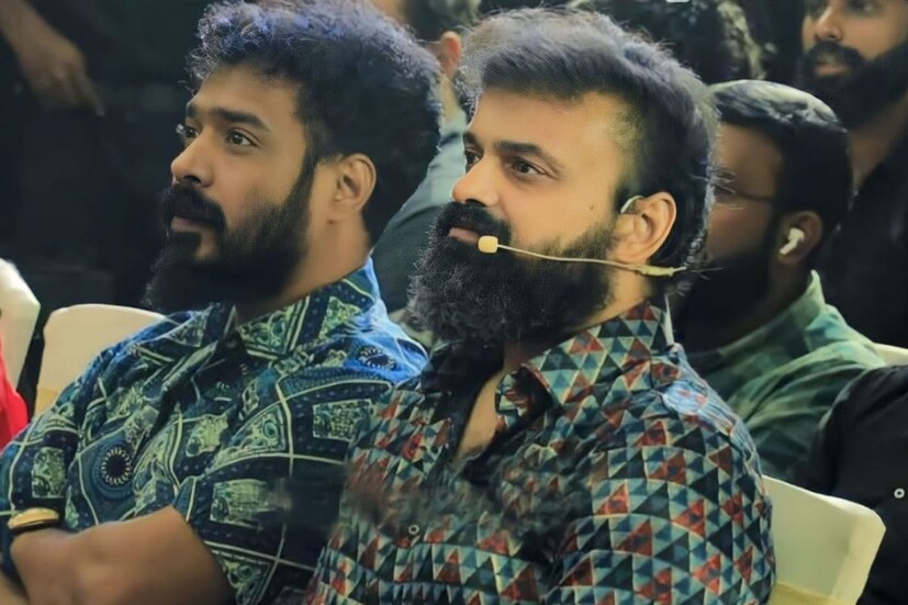  ''സിനിമ ഇഷ്ടപ്പെട്ടില്ലെങ്കിൽ കാണണ്ട. അത് മനസ്സിലാകും. അത് അവരവരുടെ കാര്യമാണ്. പക്ഷെ അതിനെ ഈ രീതിയിൽ മോശപ്പെടുത്തിക്കാണിക്കണോ എന്നാണ് ചോദിക്കുന്നത്. അത് നിങ്ങൾ തീരുമാനിക്കേണ്ട കാര്യമാണ്. സിനിമ റിവ്യുവുമായി ബന്ധപ്പെട്ടൊരു ഹര്‍ജി ഹൈക്കോടതിയിലുണ്ട്. അമിക്കസ് ക്യൂറിയെ വച്ച് നേരായ വഴിയിൽ അന്വേഷിച്ച ശേഷം കോടതി അതിലൊരു തീരുമാനമെടുത്തും. നമ്മുടെ പരാതിയിൽ കഴമ്പുള്ളതായി കോടതിക്ക് ബോധ്യപ്പെട്ടിട്ടുണ്ട്. അത് അന്വേഷിച്ച ആൾ റിപ്പോർട്ട് ചെയ്തത് വലിയ നിക്ഷേപം ഉള്ള ഈ ഇൻഡസ്ട്രിയിൽ ഇത്തരക്കാർ വലിയ അപകടം ഉണ്ടാക്കുന്നുണ്ട് എന്നാണ്. കോടതി പറഞ്ഞ കാര്യങ്ങൾക്ക് വലിയ വിലകൊടുക്കുന്ന രാജ്യമാണ് നമ്മുടേത്''- അരുൺ നാരായണൻ പറഞ്ഞു.
