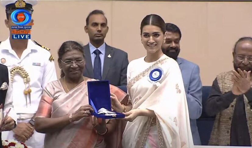  മികച്ച നടിക്കുള്ള ദേശീയ പുരസ്കാരം മിമി എന്ന ഹിന്ദി സിനിമയിലെ പ്രകടനത്തിലൂടെ കൃതി സനോണ്‍ ഏറ്റുവാങ്ങി