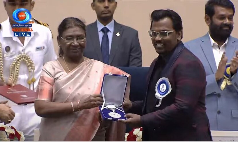  മികച്ച മലയാള ചിത്രമായി തിരഞ്ഞെടുത്ത ഹോമിന് വേണ്ടി സംവിധായകന്‍ റോജിന്‍ തോമസ് പുരസ്‌കാരം ഏറ്റുവാങ്ങി.