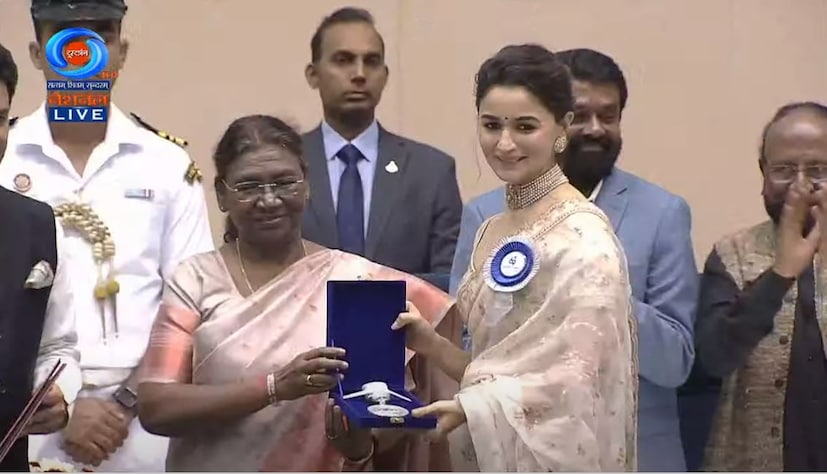  മികച്ച നടിക്കുള്ള ദേശീയ പുരസ്കാരം ഗംഗുഭായ് കത്തിയാവാഡി എന്ന ഹിന്ദി സിനിമയിലെ പ്രകടനത്തിലൂടെ ആലിയ ഭട്ട് ഏറ്റുവാങ്ങി.