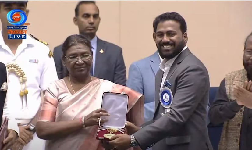  മികച്ച പുതുമുഖ സംവിധായകനുള്ള ഇന്ദിരാഗാന്ധി പുരസ്‌കാരം മേപ്പടിയാന്‍ എന്ന ചിത്രത്തിന് വിഷ്ണു മോഹന്‍ ഏറ്റുവാങ്ങി