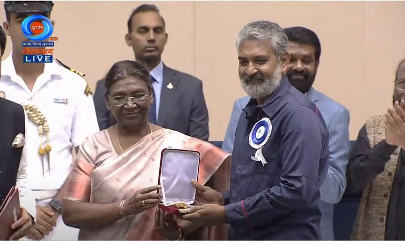  ജനപ്രിയ ചിത്രത്തിനുള്ള അവാര്‍ഡ് ആര്‍ആര്‍ആര്‍ സ്വന്തമാക്കി. സംവിധായകന്‍ എസ്എസ് രാജമൗലി പുരസ്കാരം ഏറ്റുവാങ്ങി.