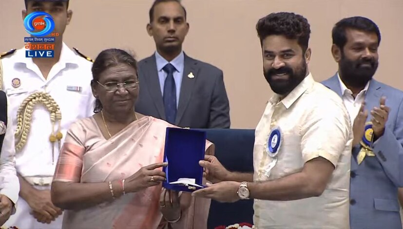  മികച്ച മലയാള ചിത്രമായി തിരഞ്ഞെടുത്ത ഹോമിന് വേണ്ടി നിര്‍മാതാവ് വിജയ് ബാബു പുരസ്‌കാരം ഏറ്റുവാങ്ങി.