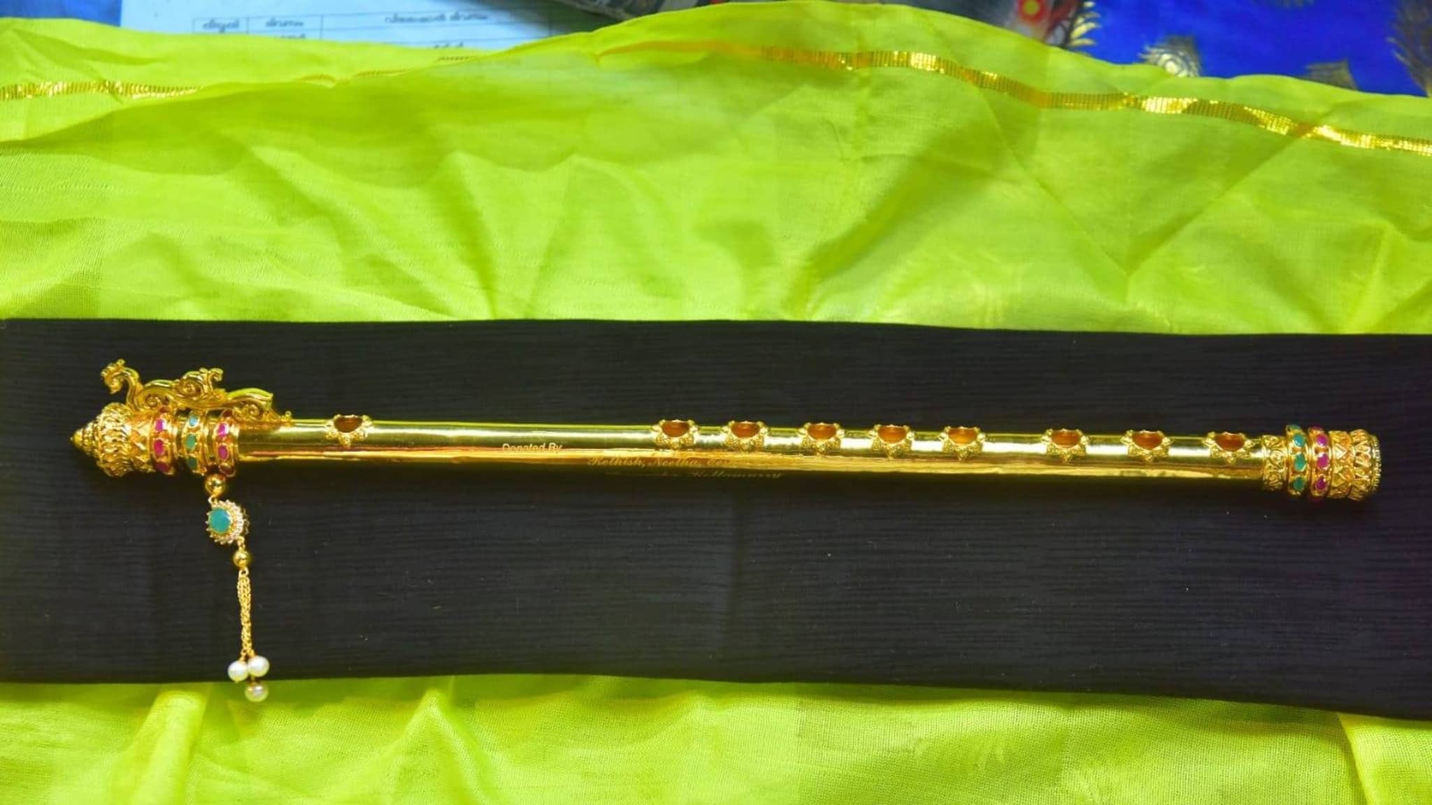 ഗുരുവായൂർ കണ്ണന് വഴിപാടായി 18 ലക്ഷത്തിൻ്റെ പൊന്നോടക്കുഴൽ