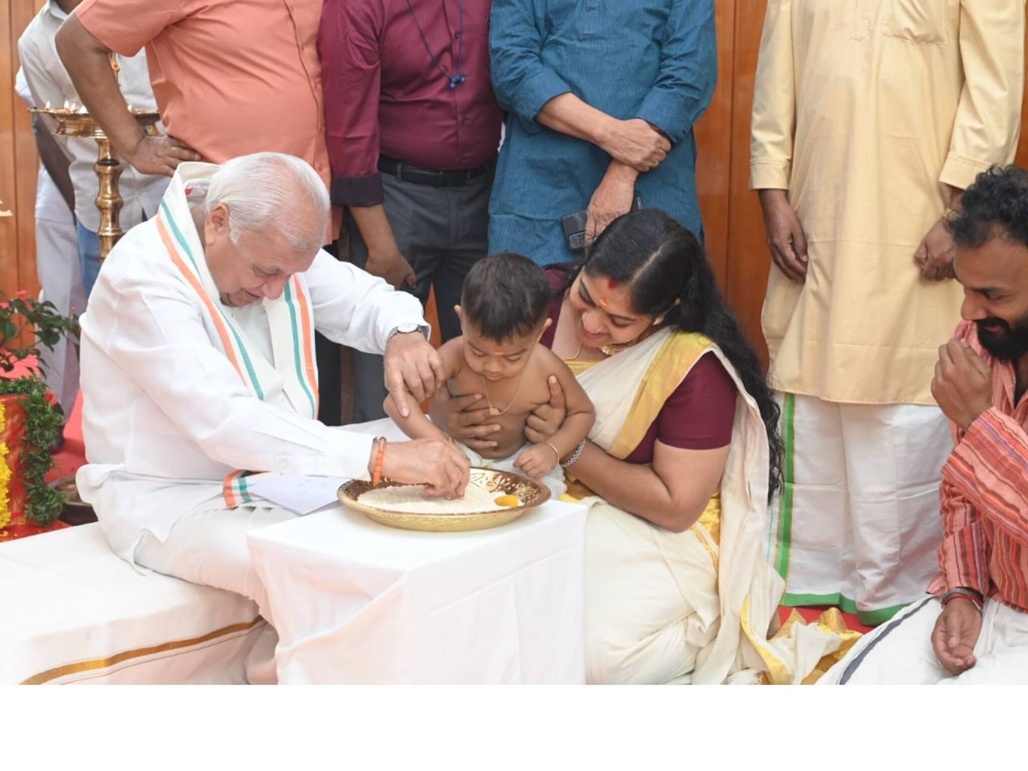 മലയാളത്തിലും അറബിയിലും ദേവനാഗരിയിലും കുരുന്നുകളെ ആദ്യാക്ഷരം എഴുതിച്ച് ഗവർണർ ആരിഫ് മുഹമ്മദ് ഖാൻ
