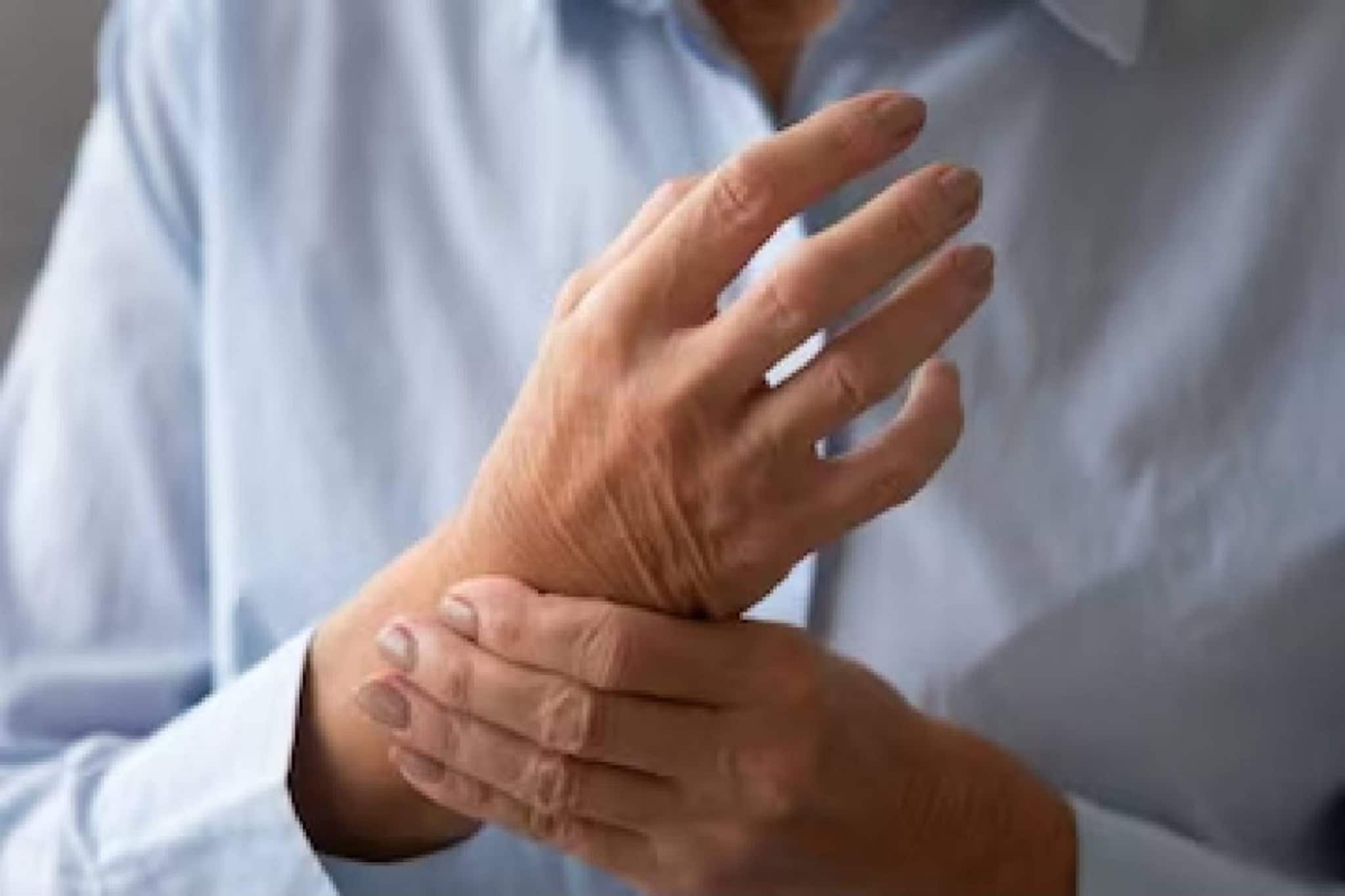 മലപ്പുറത്ത് പ്ലസ് വൺ വിദ്യാർത്ഥിയുടെ മർദനത്തിൽ അധ്യാപകന്റെ കൈക്കുഴ വേർപെട്ടു