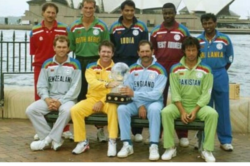  <strong>1992ൽ സിഡ്നി -</strong> ലോകകപ്പിൽ ആദ്യമായി ഇരു ടീമുകളും ഏറ്റുമുട്ടിയത് 1992ൽ സിഡ്നിയിലായിരുന്നു. ടോസ് നേടിയ ക്യാപ്റ്റൻ മുഹമ്മദ് അസറുദ്ദീൻ ബാറ്റിങ് തെരഞ്ഞെടുത്തു. 77 പന്തിൽ 46 റൺസ് നേടിയ അജയ് ജഡേജ, പുറത്താകാതെ 54 റൺസെടുത്ത സച്ചിൻ ടെണ്ടുൽക്കർ എന്നിവരുടെ മികവിൽ 7 വിക്കറ്റ് നഷ്ടത്തില്‍ 216 റൺസാണ് ഇന്ത്യ നേടിയത്. ഇന്ത്യൻ ബൗളർമാർ തകർപ്പൻ പ്രകടനം പുറത്തെടുത്തതോട 173 റൺസിന് പാക് ടീം കൂടാരം കയറി. ഇന്ത്യക്ക് 43 റൺസ് വിജയം. എന്നാൽ ഈ തിരിച്ചടിയിൽ നിന്ന് കരകയറിയ പാക് ടീം ഫൈനലില്‍ ഇംഗ്ലണ്ടിനെ തോൽപിച്ച് കപ്പടിച്ചു.