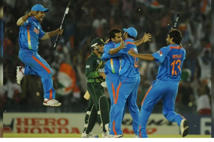  <strong>2011ൽ മൊഹാലി -</strong> ഇത്തവണ ഇരു ടീമുകളും ഏറ്റുമുട്ടിയത് സെമിഫൈനലിലായിരുന്നു. സച്ചിന്റെ മറ്റൊരു മാസ്റ്റർ ക്ലാസ് ഇന്നിങ്സിന് മൊഹാലി സാക്ഷ്യം വഹിച്ചു. 85 റൺസെടുത്ത സച്ചിന്റെ മികവിൽ ഇന്ത്യ പാകിസ്ഥാന് മുന്നിൽവെച്ച വിജയലക്ഷ്യം 260 റൺസ്. സഹീർ ഖാൻ, ആശിഷ് നെഹ്റ, മുനാഫ് പട്ടേല്‍, ഹർഭജൻ സിങ്, യുവരാജ് സിങ് എന്നിവർ 2 വിക്കറ്റ് വീതം വീഴ്ത്തി ബാറ്റർമാരെ പിടിച്ചുകെട്ടിയപ്പോൾ ഇന്ത്യ 29 റൺസിന് വിജയിച്ചു. ഫൈനലിൽ മഹേന്ദ്രസിങ് ധോണി നയിച്ച ഇന്ത്യ, ശ്രീലങ്കയെ തോൽപിച്ച് രണ്ടാം ലോകകപ്പ് കിരീടം സ്വന്തമാക്കി.