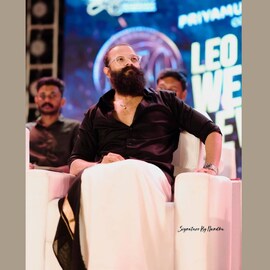 Jayasurya | ദേ, വെള്ളമുണ്ടുടുത്ത ജയസൂര്യ, അല്ല കറുത്ത മുണ്ട്... ശരിക്കും ഈ മുണ്ടിന്റെ നിറമെന്താണ്?