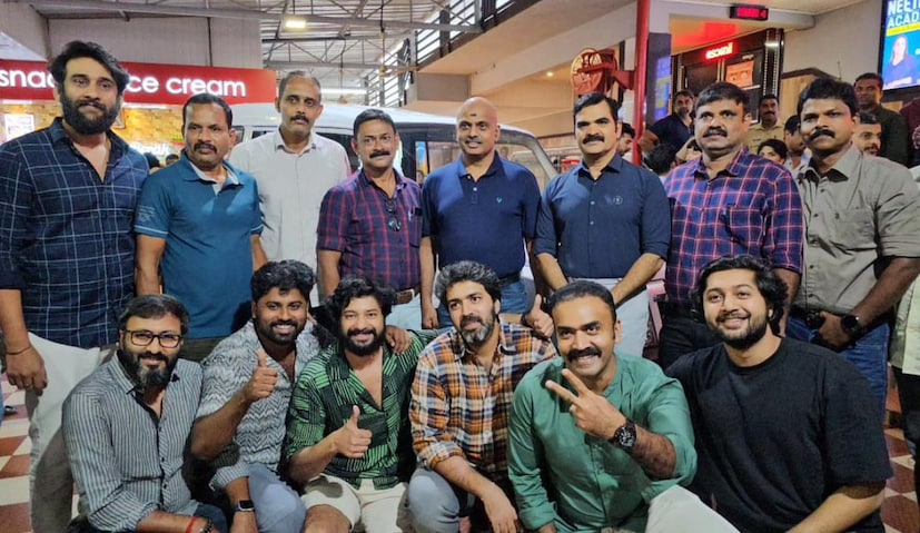 പ്രേക്ഷകർ വൻ വിജയമാക്കിയ  മമ്മൂട്ടിയുടെ കണ്ണൂർ സ്‌ക്വാഡ് കാണാൻ എസ്.ശ്രീജിത്ത് ഐപിഎസിനൊപ്പം ഒറിജിനൽ സ്‌ക്വാഡ് അംഗങ്ങൾ തീയേറ്ററിലെത്തി. കൊച്ചി വനിതാ തിയേറ്ററിലെത്തിയ ഒറിജിനൽ ടീമംഗങ്ങൾ സിനിമ ഗംഭീരമാണെന്ന് അഭിപ്രായപ്പെട്ടു.