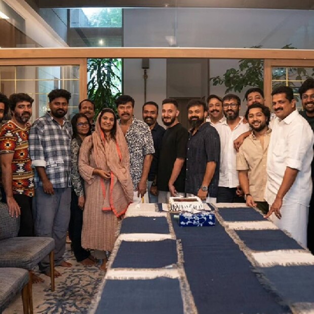  ഇപ്പോഴിതാ ചിത്രത്തിന്റെ വിജയം വീട്ടിൽ ആഘോഷിച്ചിരിക്കുകയാണ് മമ്മൂട്ടി. ചിത്രത്തിലെ അണിയറ പ്രവർത്തകരും അഭിനേതാക്കളുമെല്ലാം വിജയാഘോഷത്തിൽ പങ്കെടുത്തിരുന്നു.