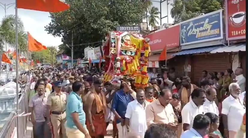  കന്യാകുമാരി: നവരാത്രി ഘോഷയാത്രയിൽ തേവാരക്കെട്ടു സരസ്വതിക്കൊപ്പം അകമ്പടി സേവിക്കുന്ന ശുചീന്ദ്രം മുന്നൂറ്റിനങ്ക ഇന്ന് രാവിലെ പുറപ്പെട്ടു.
