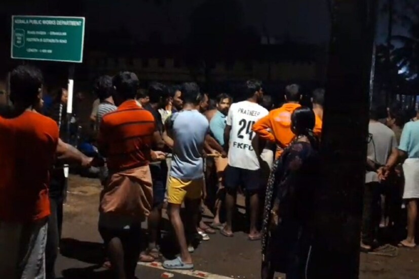  രക്ഷപ്പെടുത്തിയ മൂന്നുപേരുടെയും ആരോഗ്യനില തൃപ്തികരമാണെന്ന് പൊലീസ് അറിയിച്ചു. കാറിന്റെ ഡോർ തുറന്ന നിലയിലായിരുന്നതു കൊണ്ടാണ് മൂന്നുപേരെ എളുപ്പത്തിൽ രക്ഷപ്പെടുത്താൻ സാധിച്ചത്. ഒന്നര മണിക്കൂറിനുശേഷമാണ് കാർ പുറത്തെടുക്കാൻ സാധിച്ചത്.