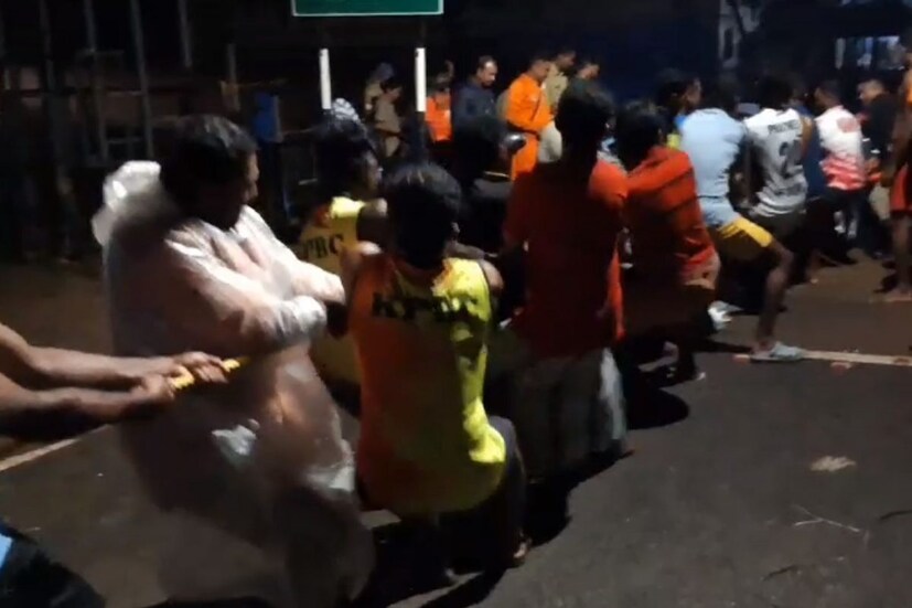  പെണ്‍കുട്ടിയായ ഒരു മെഡിക്കൽ വിദ്യാർത്ഥി അടക്കം മൂന്നുപേരെയാണ് ഫയർഫോഴ്സും നാട്ടുകാരും ചേർന്ന് രക്ഷപ്പെടുത്തിയത്. രണ്ടുപേരുടെ മൃതദേഹം പുഴയിൽ ഒഴുകി കിടക്കുന്ന അവസ്ഥയിലായിരുന്നു ഉണ്ടായിരുന്നത്.