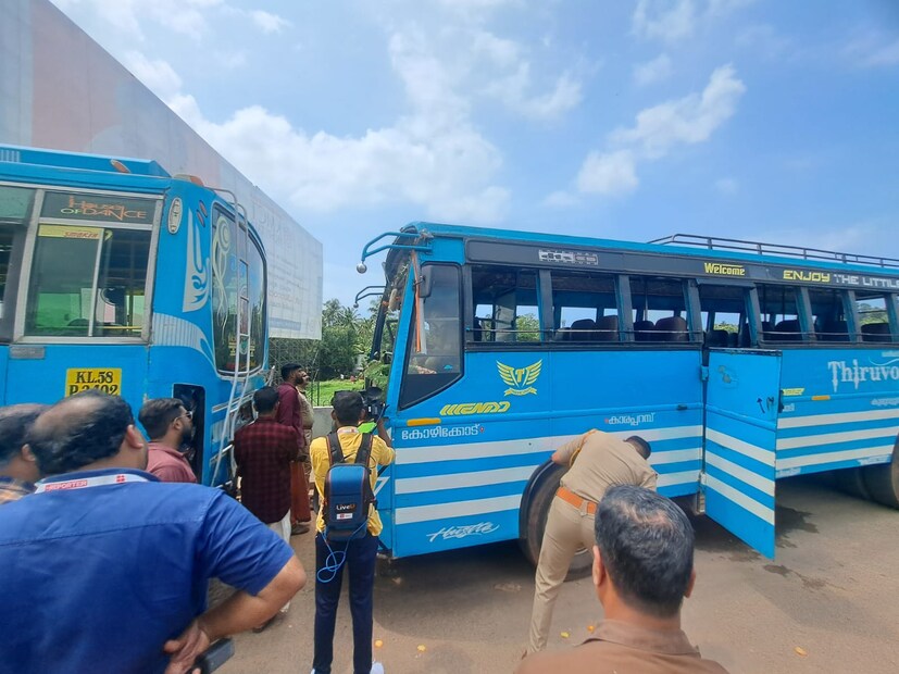  മുമ്പിലുണ്ടായിരുന്ന സ്വകാര്യബസ് ബ്രേക്കിട്ടപ്പോള്‍ സ്‌കൂട്ടറും ബ്രേക്കിട്ടു. എന്നാല്‍ ഇവരുടെ പിന്നിലുണ്ടായിരുന്ന മറ്റൊരു സ്വകാര്യ ബസ് സ്‌കൂട്ടറിനെയും മറ്റൊരു ബൈക്കിനെയും ഇടിച്ചുവീഴ്ത്തി മുന്‍പിലുണ്ടായിരുന്ന സ്വകാര്യബസിന്റെ പിറകിലിടിക്കുകയായിരുന്നു.