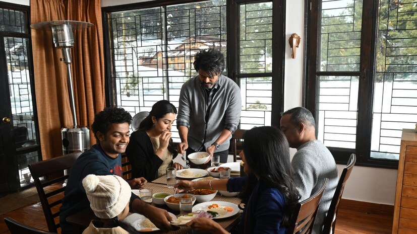  മനോജ് പരമഹംസയാണ് സിനിമയുടെ ക്യാമറ കൈകാര്യം ചെയ്തിരിക്കുന്നത്. ഒപ്പം ലോകേഷിന്‍റെ വിശ്വസ്തനായ എഡിറ്റര്‍ ഫിലോമിന്‍ രാജ് എഡിറ്റിങ് നിര്‍വഹിച്ച സിനിമയ്ക്ക് യുഎ സര്‍ട്ടിഫിക്കറ്റാണ് ലിയോ നല്‍കിയിരിക്കുന്നത്