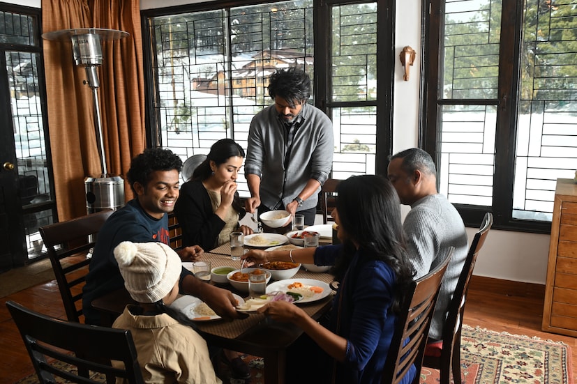  കുറിപ്പിൽ ഇങ്ങനെ പറയുന്നു: ‘‘ലിയോയുടെ റിലീസിന് ഏതാനും മണിക്കൂറുകള്‍ മാത്രം ശേഷിക്കെ, വൈകാരികവും അതിശയകരവുമായിട്ടാണ് ഈ സമയത്തെ തോന്നുന്നത്. എന്റെ കാഴ്ചപ്പാട്, സ്വപ്നം മുന്നോട്ടുകൊണ്ടുവരാന്‍ എല്ലാം നല്‍കിയതിന് എന്റെ പ്രിയപ്പെട്ട ദളപതി വിജയ് അണ്ണനോട് നന്ദി പറയാന്‍ ഞാന്‍ ആഗ്രഹിക്കുന്നു. നിങ്ങള്‍ ഞങ്ങളോട് കാണിക്കുന്ന സ്നേഹത്തിന് നിങ്ങളോടും ഒരുപാട് നന്ദിയും ബഹുമാനവും.