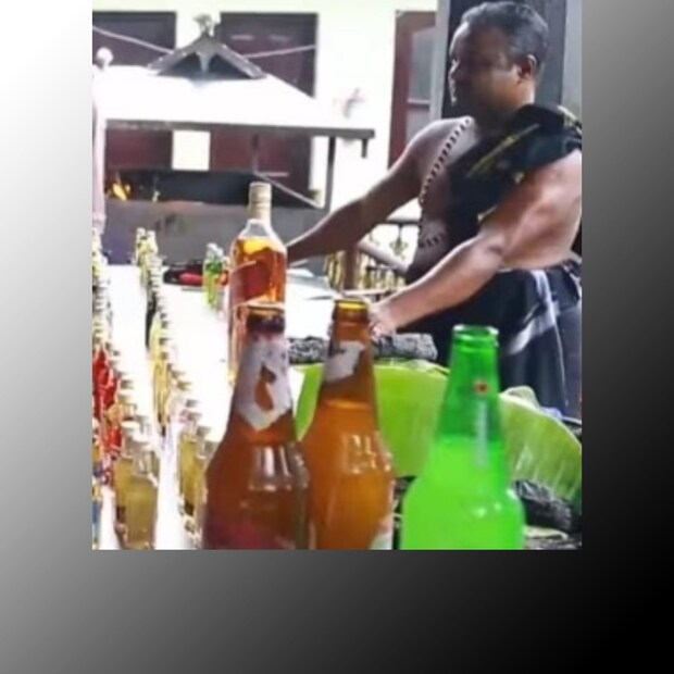  കൊല്ലം: വ്യത്യസ്തമായ ആചാരങ്ങൾകൊണ്ട് പേരുകേട്ടതാണ് കൊല്ലം പോരുവഴി മലനട ദുര്യോധന ക്ഷേത്രം, മദ്യം ഉൾപ്പടെയുള്ള കാണിക്കയാണ് ഇവിടുത്തെ പ്രധാന സവിശേഷത. ഇവിടെ ഭക്തർ കാണിക്കയായി കള്ളും മറ്റും നൽകുന്നത് വാർത്തകളിൽ ഇടംപിടിക്കാറുണ്ട്. ഇപ്പോഴിതാ ഒരു ഭക്തൻ 101 കുപ്പി വിദേശ മദ്യമാണ് ക്ഷേത്രത്തിൽ കാണിക്കയായി സമർപ്പിച്ചിരിക്കുന്നത്. ഇതിൽ വിവിധ ബ്രാൻഡുകളിലുള്ള മദ്യമുണ്ട്.