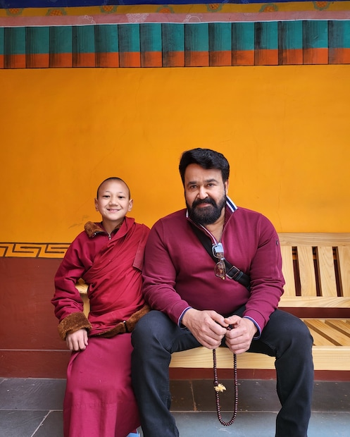  ഇപ്പോഴിതാ പഴയ അശോകേട്ടന്‍ പുതിയ ഉണ്ണിക്കുട്ടനെ പരിചയപ്പെടുത്തിക്കൊണ്ടുള്ള ഒരു ചിത്രം സമൂഹമാധ്യമങ്ങളിലൂടെ പങ്കുവെച്ചിരിക്കുകയാണ് മോഹന്‍ലാല്‍.