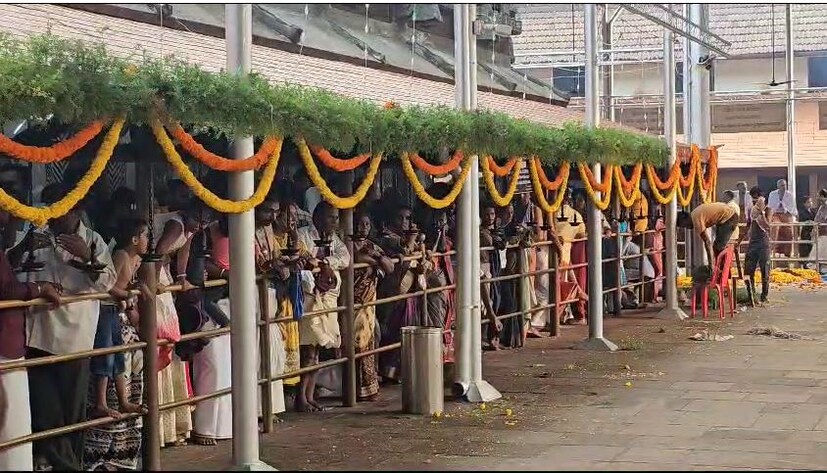  നവരാത്രി ആഘോഷ നിറവിലാണ് കൊല്ലൂര്‍ മൂകാംബിക ദേവി ക്ഷേത്രം. വാഗ്ദേവതയായ ദേവി മൂകാംബികയുടെ അനുഗ്രഹം നേടാനായി ദക്ഷിണേന്ത്യയിലെ എല്ലാ സംസ്ഥാനങ്ങളില്‍ നിന്നുമായി നിരവധി ഭക്തരാണ് എത്തുന്നത്.
