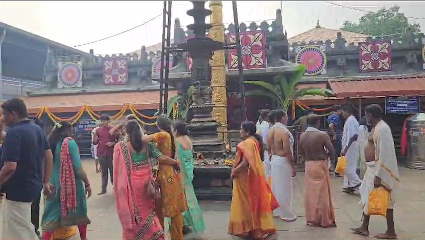  കലാരംഗത്ത് പ്രവര്‍ത്തിക്കുന്ന പ്രഗത്ഭരായ നിരവധി പേരുടെ ഇഷ്ട സങ്കേതമാണ് കൊല്ലൂര്‍ മൂകാംബിക ക്ഷേത്രം