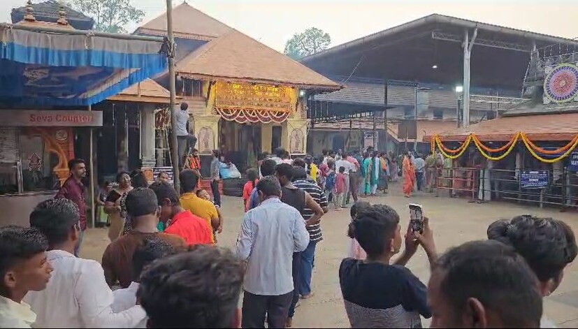  നൃത്തം, സംഗീതം, വാദ്യകല തുടങ്ങിയ അഭ്യസിച്ച നിരവധി പേരാണ് ദിനംപ്രതി അരങ്ങേറ്റം നടത്താനായി ക്ഷേത്രത്തിലെത്തുന്നത്.