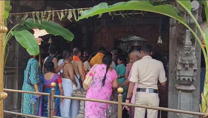  ക്ഷേത്രത്തിന് സമീപത്തായുള്ള കുടജാദ്രി മലനിരകളും സൌപര്‍ണിക നദിയും ദിവ്യമായ അനുഭൂതിയാണ് ഭക്തര്‍ക്ക് നല്‍കുന്നത്