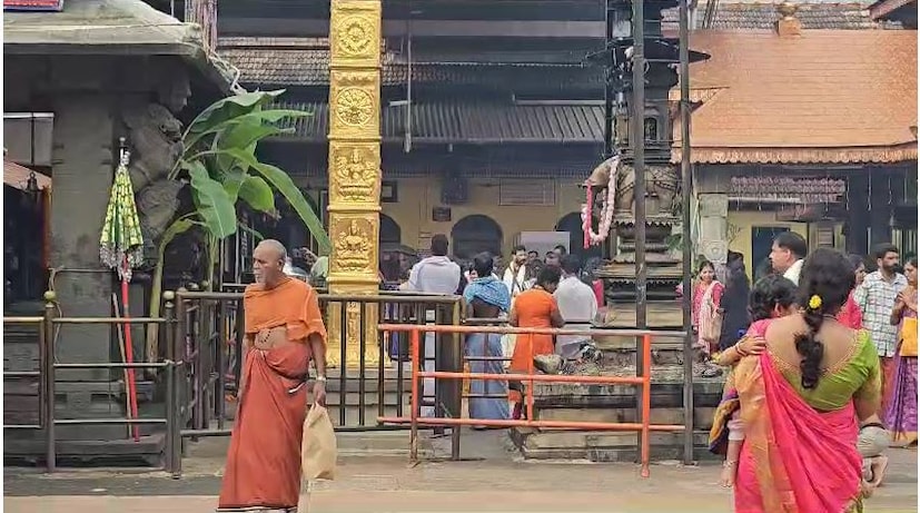  പൂക്കൾ, പഴങ്ങൾ, പച്ചക്കറികൾ എന്നിവ കൊണ്ടാണ് പൂജാരിമാര്‍ ദേവിയുടെ രഥത്തിന്റെ അലങ്കാരം ഒരുക്കുന്നത്