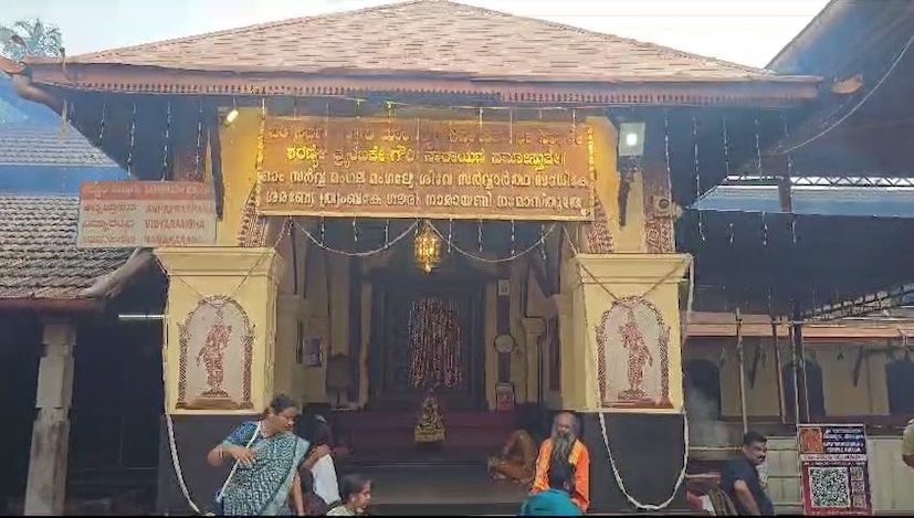  വിജയദശമി ദിനമായ ചൊവ്വാഴ്ച ആയിരക്കണക്കിന് കുരുന്നുകള്‍ ദേവിയുടെ മുന്‍പില്‍ ആദ്യാക്ഷരം കുറിക്കും. ക്ഷേത്രത്തിലെ സരസ്വതി മണ്ഡപത്തിലാണ് വിദ്യാരംഭ ചടങ്ങുകള്‍