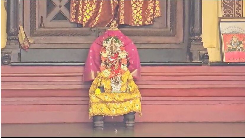  മഹാനവമി ദിനത്തിലെ പുഷ്പ രഥോത്സവം കാണാനും ക്ഷേത്രം വലം ചെയ്യുന്ന രഥത്തില്‍ നിന്നും വാരിയെറിയുന്ന നാണയത്തുട്ടുകള്‍ സ്വന്തമാക്കാനുമായി ആയിരങ്ങളാണ് മൂകാംബിലെത്തുന്നത്