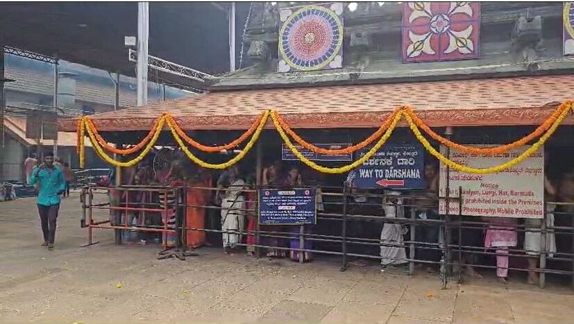  ഇത്തരത്തിൽ നാണയം ലഭിക്കുന്നവർക്ക് ഐശ്വര്യം കൈവരുമെന്നാണ് വിശ്വാസം. ക്ഷേത്രം തന്ത്രി നിത്യാനന്ദ അഡിഗയുടെ കാർമ്മികത്വത്തിലാണ് ചടങ്ങുകൾ നടക്കുന്നത് .