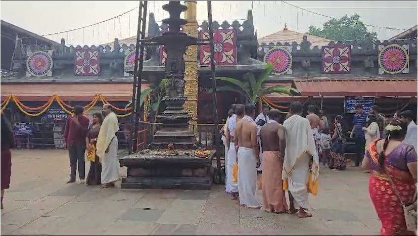  മലയാളികൾ ഉൾപ്പെടെ പതിനായിരങ്ങളാണ് രഥോത്സവത്തിനും വിദ്യാരംഭ ചടങ്ങുകൾക്കുമായി കൊല്ലൂരിലെത്തിയിരിക്കുന്നത്.