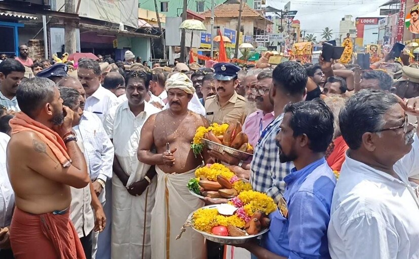  ഇത് ആദ്യമായിട്ടാണ് വനിതാ ഉദ്യോഗസ്ഥർ ഗാർഡ് ഓഫ് ഓണർ നൽകിയത്.അതിർത്തിയിലെ ചടങ്ങ് കാണാൻ ആയിരങ്ങളാണ് തടിച്ചു കൂടിയിരുന്നത്. ആന, വിവിധ ഫ്ലോട്ടുകൾ, ചെണ്ടമേളം തുടങ്ങിയ വാദ്യഘോശങ്ങളുമായാണ് ഘോഷയാത്ര അതിർത്തിയിൽ എത്തിയത്.ആചാരപരമായ വരവേൽപ്പിന് ശേഷം വിഗ്രഹങ്ങൾ രാത്രിയോടെ നെയ്യാറ്റിൻകര ശ്രീകൃഷ്ണ സ്വാമി ക്ഷേത്രത്തിലെത്തിച്ചു. നാളെ രാവിലെ അവിടെ നിന്ന് ആരംഭിക്കുന്ന ഘോഷയാത്ര കരമന ആവടി ക്ഷേത്രത്തിൽ എത്തും അവിടെ ഇറക്കി പൂജയ്ക്ക് ശേഷം രാത്രി കോട്ടയ്ക്കകത്ത് എഴുന്നള്ളിക്കും.