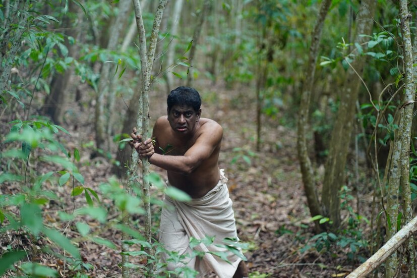 കാട് വീടാക്കിയ ഗോത്രവിഭാഗമാണ് മാവിലാന്‍ സമുദായം. പുനം കൃഷിനടത്തിയും കാട്ടുമൃഗങ്ങളെ വേട്ടയാടിയും ഉപജീവനം കഴിച്ചിരുന്ന ഗോത്രവിഭാഗത്തിന്റെ അതിജീവനത്തിന്റെ കഥകൂടിയാണ് ' ഒങ്കാറ ' .   സുധീര്‍ കരമനയാണ് ഒങ്കാറയില്‍ മുഖ്യവേഷത്തിലെത്തുന്നത്. ഒരു തെയ്യം കലാകാരന്റെ വേഷത്തിലാണ് സുധീര്‍ കരമനയെത്തുന്നത്. 