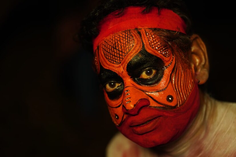  ആദിവാസി വിഭാഗമായ മാവിലാന്‍ സമൂഹത്തിന്റെ ഇടയില്‍ സംസാരഭാഷയായി ഉപയോഗിക്കുന്ന മര്‍ക്കോടിക്ക് ലിപികളില്ല. പ്രാദേശികമായി മാവിലവു എന്നപേരില്‍ അറിയപ്പെടുന്ന മര്‍ക്കോടി ഭാഷ വാമൊഴിയായാണ് തലമുറകളിലേക്ക് കൈമാറുന്നത്. ഒങ്കാറയുടെ തിരക്കഥയൊരുക്കിയിരിക്കുന്നത് പത്രപ്രവര്‍ത്തകനും എഴുത്തുകാരനുമായ രാജേഷ് തില്ലങ്കേരിയാണ്.