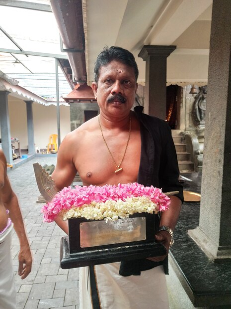  നാലു പതിറ്റാണ്ട് മുമ്പ് നിരവധി കായിക മത്സര ഇനങ്ങളിലൂടെ മികവ് തെളിയിച്ച ശേഷമാണ് ഹിരൺ നാവിക സേനയിൽ ഉദ്യോഗസ്ഥനായത്. വിരമിച്ച ശേഷം ആലപ്പുഴ പള്ളാത്തുരുത്തി ബോട്ട് ക്ലബ്ബിന്റെ കായിക ക്ഷമതാപരിശീലകനായി.