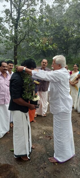  വള്ളവും വള്ളംകളിയും അന്യമായ മലയോര ഗ്രാമത്തിൽ വള്ളപ്പാട്ടിന്റെ അകമ്പടിയോടെ ഹിരണിന്റെ സഹപാഠികളും ചേർന്ന് സ്വീകരിച്ചത് വേറിട്ടൊരു അനുഭവമായി.