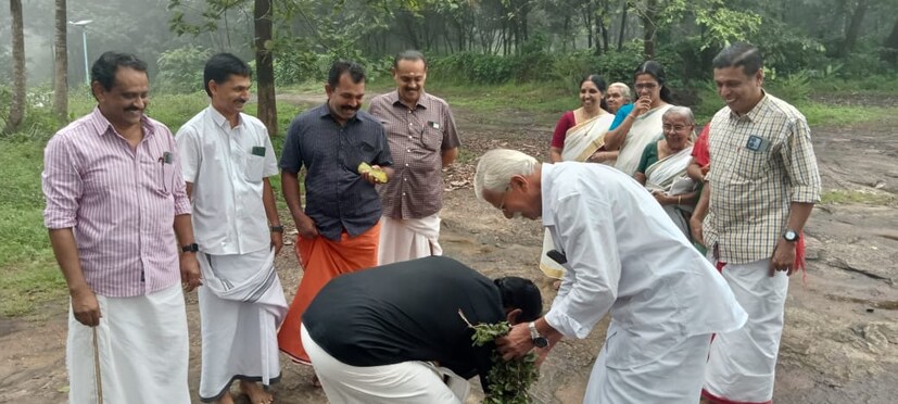  കായിക ലോകത്തേക്ക് കൈപിടിച്ചു കൊണ്ടുവന്ന് പ്രോത്സാഹനം നൽകി തന്റെ ജീവിതം രൂപപെടുത്തിയ ഗുരുക്കന്മാർക്ക് മുന്നിൽ കായിക കേരളത്തിന്റെ വിശിഷ്ടമായ നെഹ്‌റു ട്രോഫിയുമായി എത്തിയ പ്രിയ ശിഷ്യന് വാർദ്ധക്യത്തിന്റെ അവശതകളെല്ലാം മറന്ന് ഗുരുക്കന്മാർ ഉപഹാരങ്ങളും അനുഗ്രഹങ്ങളും നൽകി.